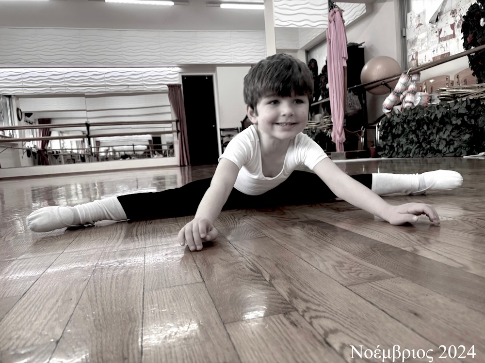 Two modern ballet dancers